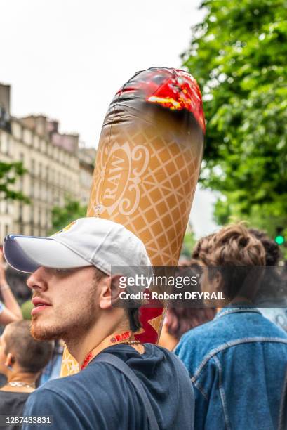 Ballon gonflable en forme de joint de cannabis lors de la Cannaparade pour la dépénalisation du cannabis, Place de République le 12 mai 2018, Paris,...