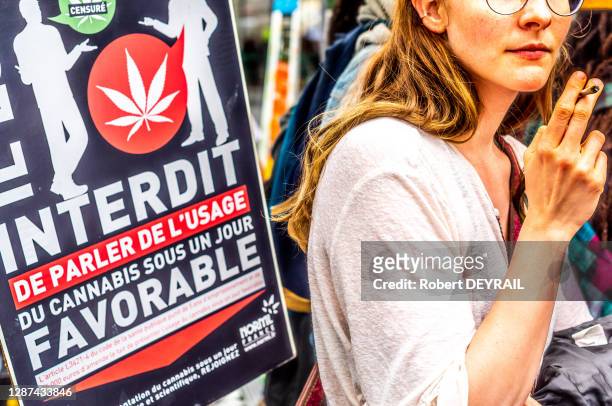 Fumeuse devant le stand d'information de la société NORML qui prone l'usage du cannabis à des fins thérapeutiques lors de la Cannaparade pour la...