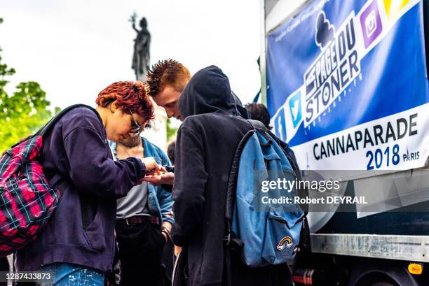 Partage de résine de cannabis lors de la Cannaparade pour la dépénalisation du cannabis, Place de République le 12 mai 2018, Paris, France.