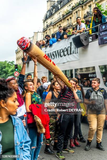 Jeune portant un ballon gonflable en forme de joint de cannabis lors de la Cannaparade pour la dépénalisation du cannabis, Place de République le 12...