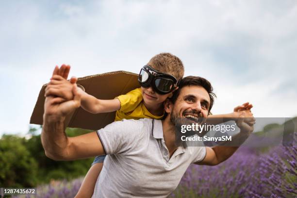 padre e hijo disfrutando en el campo de lavanda - fathers day fotografías e imágenes de stock