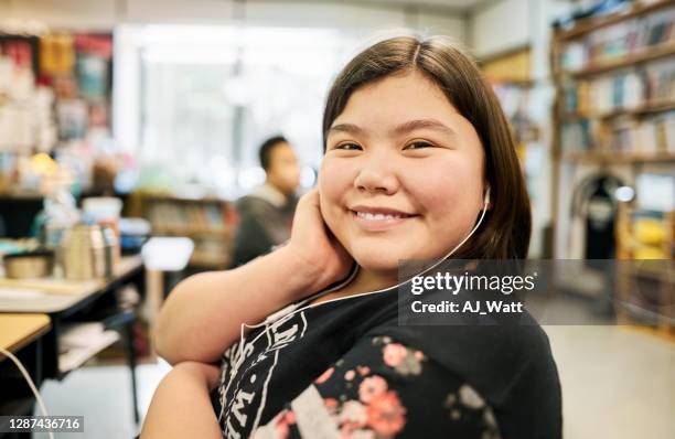 ze is een gelukkige leerling. - american indian girls stockfoto's en -beelden