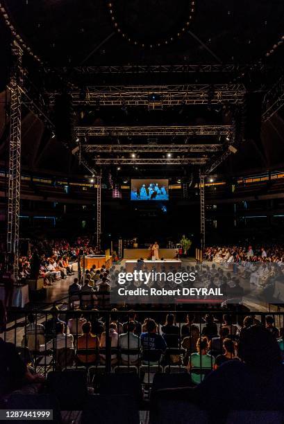 Le diocése de Lyon a transformé le palais des sports de Gerland en une immense église pour accueillir des milliers de fidèles venus écouter le prêche...