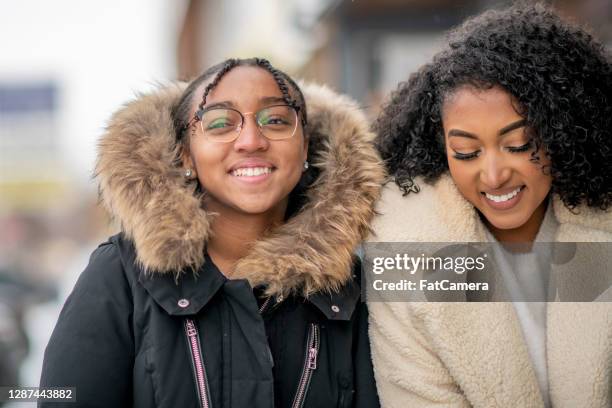 african american mother and daughter in the city together - african refugee stock pictures, royalty-free photos & images