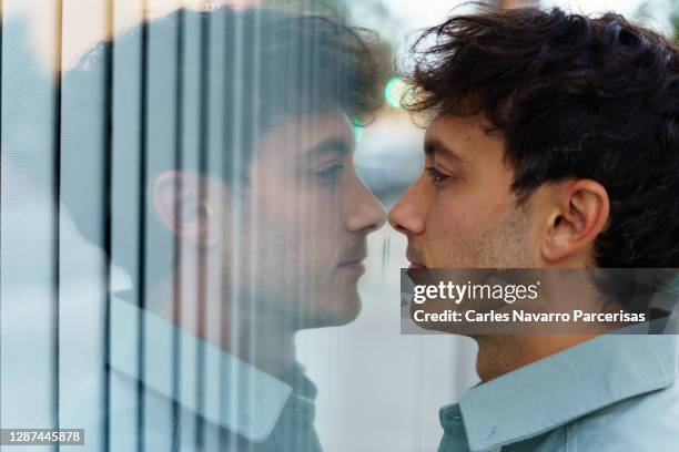 Contempt Face Background FotografĂas e imágenes de stock - Getty Images