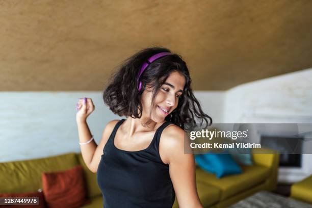 jonge ballerina die muziek thuis tijdens quarantaine luistert - contemporary dance stockfoto's en -beelden