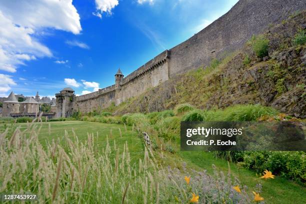 fougères, the ramparts of the medieval castle - ille et vilaine - fotografias e filmes do acervo