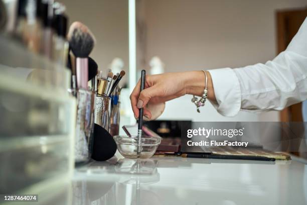 maku up artista che pulisce il pennello per il trucco prima e dopo ogni utilizzo - pennello-da-trucco foto e immagini stock