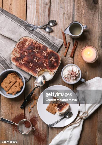 weihnachten tiramisu mit lebkuchen, spekulatius und heißer schokolade - tiramisu stock-fotos und bilder