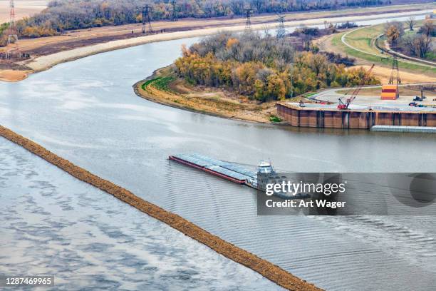 barge sur un canal de fleuve du mississippi - péniche-commerciale photos et images de collection
