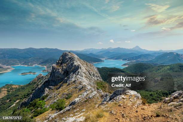 view of the emabalse de riaño from gilbo peak, giblo or peña de horcadas, león, spain - leon stock-fotos und bilder