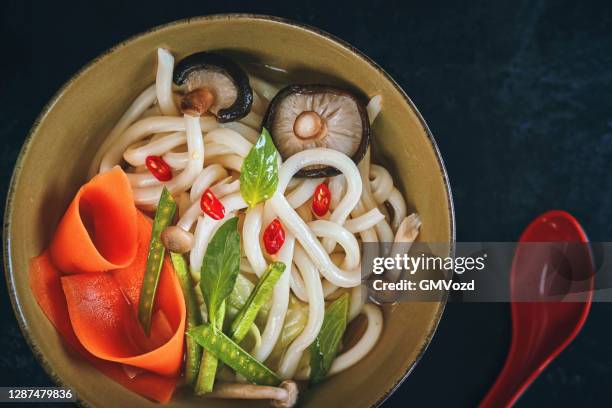 vegan stir fry udon noodles with vegetables - udon noodle stock pictures, royalty-free photos & images