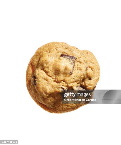 chocolate chip cookie on white background - chocolate chip cookie stock-fotos und bilder