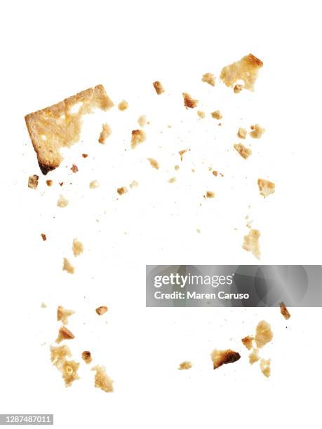 crakcer crumbs - pan rallado fotografías e imágenes de stock