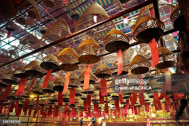 hanging coils of incense in a chinese temple - templo de man mo - fotografias e filmes do acervo