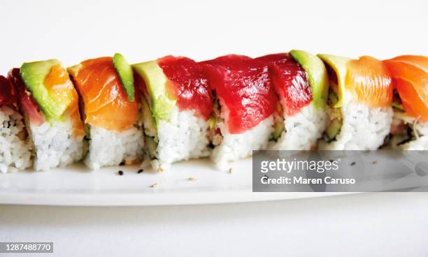 sushi roll on plate - comida japonesa - fotografias e filmes do acervo