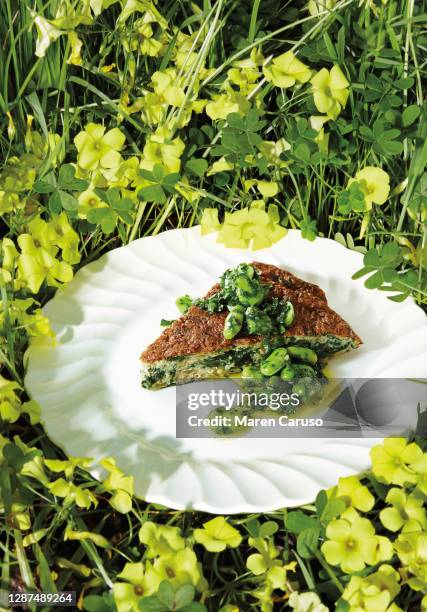 spinach and onion frittata - acederilla fotografías e imágenes de stock