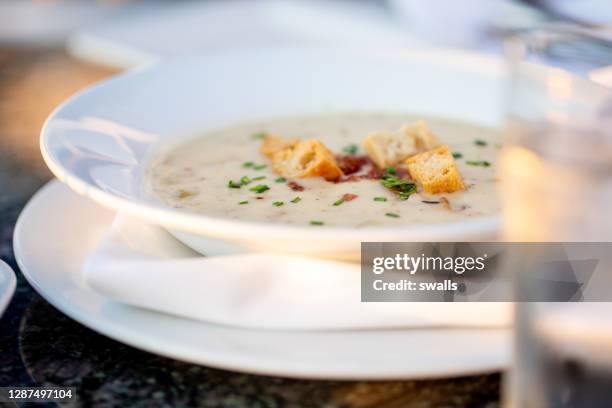 fine dining restaurant essen clam chowder - fischsuppe stock-fotos und bilder