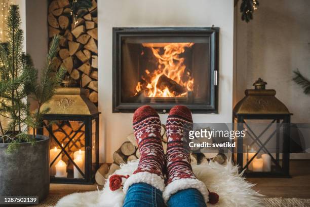 jour d’hiver par cheminée - chaussette photos et images de collection