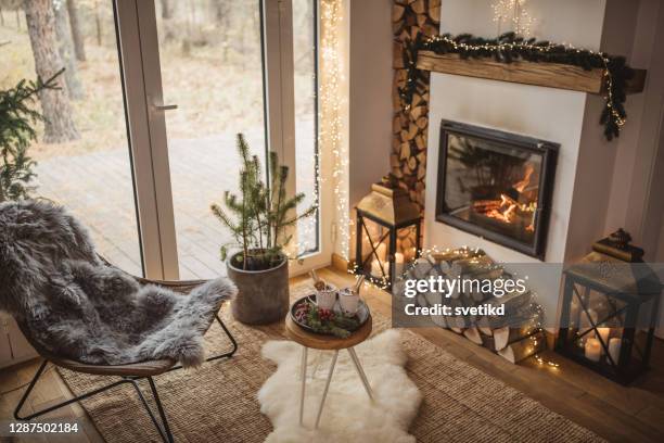 gezellige plek voor rust - living room window stockfoto's en -beelden