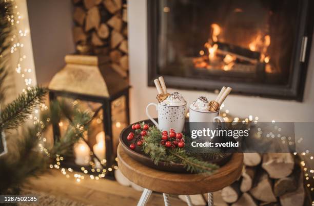 lugar acogedor para descansar - decoración navideña fotografías e imágenes de stock
