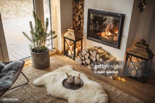 gemütlicher ort zur erholung - fireplace christmas stock-fotos und bilder