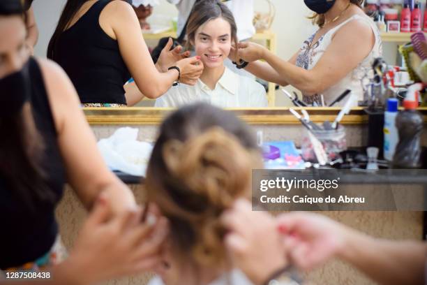 hairdressers preparing a bride in a hair salon - de salon stock pictures, royalty-free photos & images