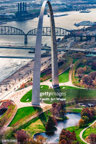 gatway naar het west arch national monument - st louis stockfoto's en -beelden