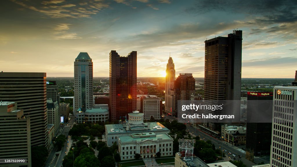 Ohio Statehouse och Columbus kontorsbyggnader vid solnedgången - Aerial