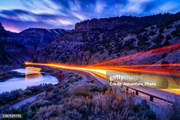 glenwood canyon interstate 70 colorado bei nacht - light car night stock-fotos und bilder