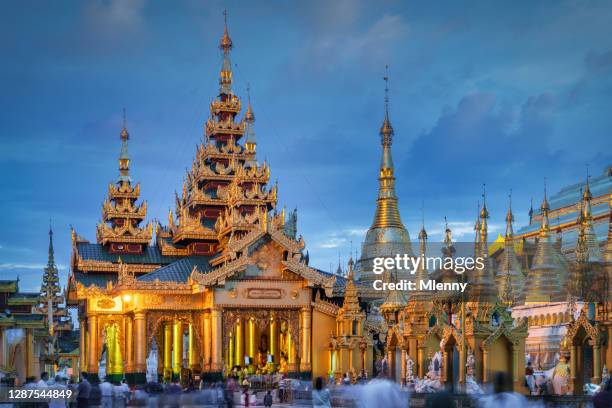 pagoda shwedagon illuminato tempio d'oro tramonto crepuscolo yangon myanmar - pagoda foto e immagini stock