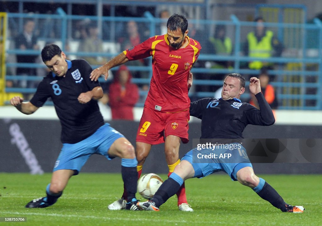 England's Wayne Rooney (R) and Gareth Ba