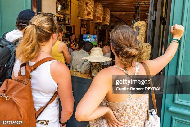 Des supporters français dans un bar de la Croix Rousse regardent sur un téléviseur le match de l'équipe de France contre l'équipe d'Argentine, le 30...