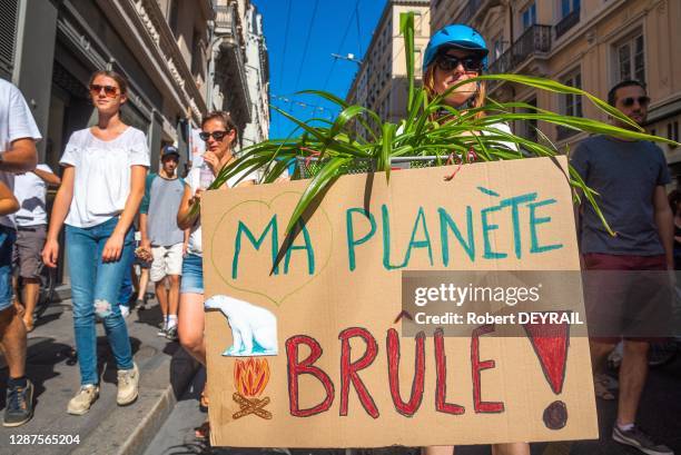 La Marche pour le climat a rassemblé 10 000 personnes qui avaient décidé de faire le siège de l'Hotel de Ville avant de défiler dans les rues du...