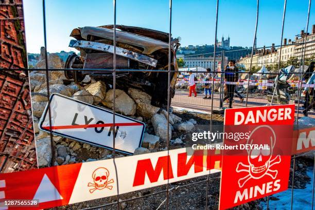 Ruines et voiture brulée pour simuler un bombardement de la ville lors de la 24ème édition de la pyramide de chaussures de l'ONG Handicap...