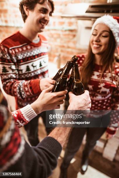 menschen feiern weihnachten zu hause mit bier - büro bäume nacht stock-fotos und bilder