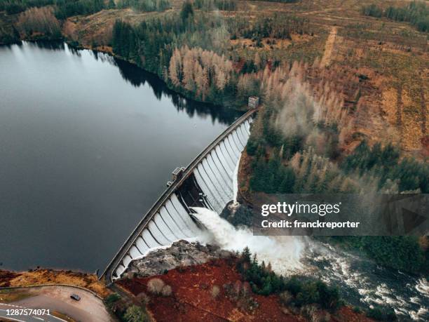 presa en escocia - energía hidroeléctrica fotografías e imágenes de stock