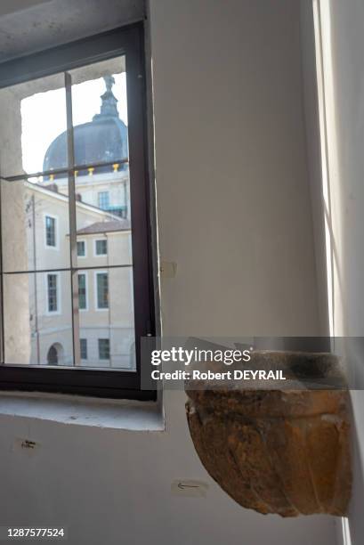 Bénitier, vestige de la chapelle de l'hôpital dans un couloir de la Cité Internationale de la Gastronomie dans l'ancien l'Hôtel Dieu le 29 janvier...