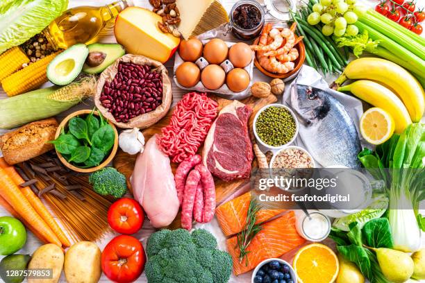 de achtergronden van het voedsel: lijst die met grote verscheidenheid van voedselschot van hierboven wordt gevuld - food groups stockfoto's en -beelden