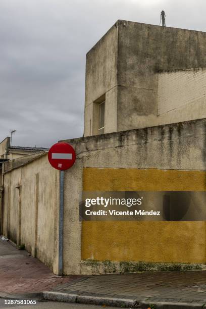 street corner with forbidden sign - verbotsschild stock-fotos und bilder