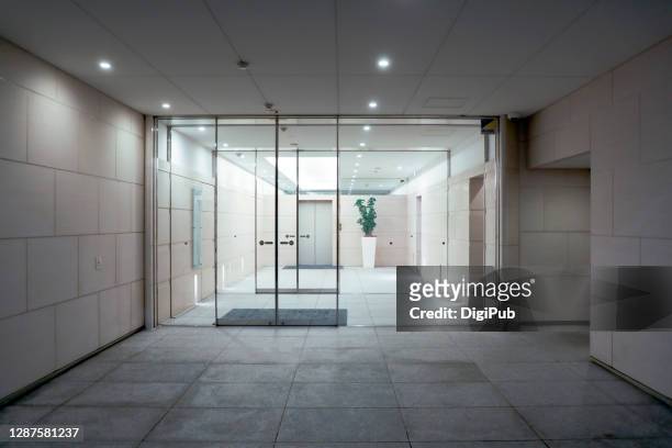 entrance of a building - sliding door imagens e fotografias de stock