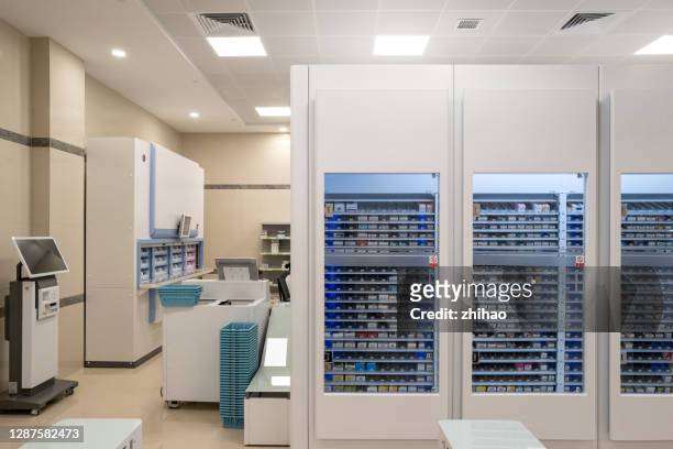 automated dispensing machine in hospital pharmacy - tidy room stock pictures, royalty-free photos & images