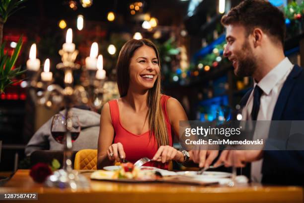 pareja cena romántica en un restaurante - mesa para dos fotografías e imágenes de stock