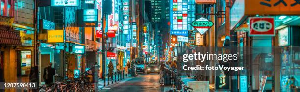 japan neon nacht straßen wolkenkratzer geschäfte restaurants panorama osaka - stadt osaka stock-fotos und bilder