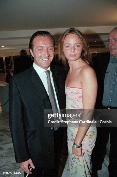 Le directeur de l'agence Elite Europe en compagnie de la styliste Stella Mccartney lors d'un concours Elite à Nice.