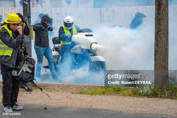 Manifestant sur une moto Harley Davidson et gaz lacrymogène lors de l'acte XXVI de la manifestation des "Gilets Jaunes" rassemblant 2500 personnes le...
