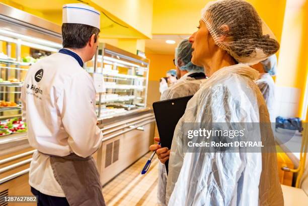 Inspecteurs de la direction départementale de la protection des populations lors d'une opération de contrôle sanitaire dans les cuisines d'un lycée...