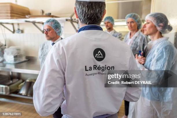 Inspecteurs de la direction départementale de la protection des populations lors d'une opération de contrôle sanitaire dans les cuisines d'un lycée...