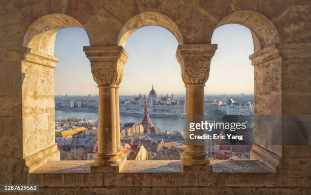 budapest cityscape - hongarije stockfoto's en -beelden