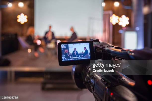 geschäftsfrau und geschäftsleute während des online-seminars - telefonkonferenz stock-fotos und bilder